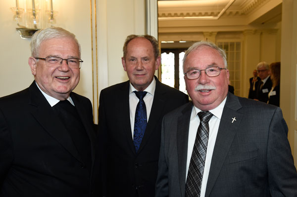 Von links: Dr. Johannes Kreidler (Weihbischof der Diözese Rottenburg-Stuttgart), Josef Fink und Professor Wolfgang Urban (Foto: Reiner Pfisterer)