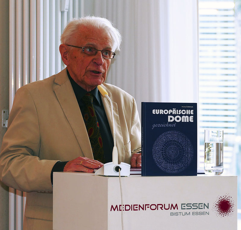 Prof. Dr.-Ing. Heinz Dohmen präsentiert die Neuerscheinung „Europäische Dome gezeichnet“ (Foto Martin Grote)