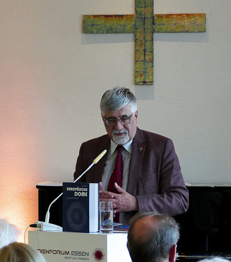 Pfarrer Steffen Hunder von der Evangelischen Kirchengemeinde Essen-Altstadt präsentiert die Neuerscheinung „Europäische Dome gezeichnet“ (Foto Martin Grote)
