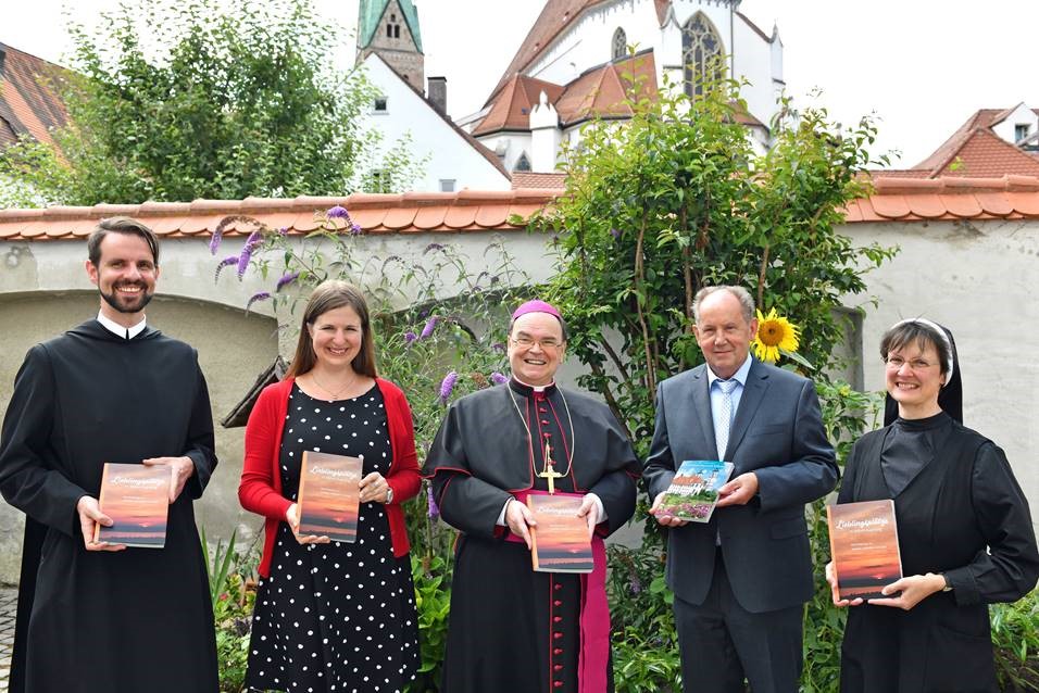 Neuerscheinung „Lieblingsplätze im Bistum Augsburg“ an Bischof Bertram Meier überreicht