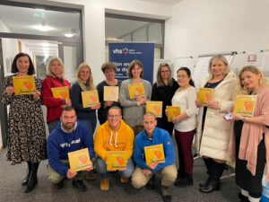 Kursteilnehmer der Gretl-Bauer-Volkshochschule Fürstenfeldbruck mit Verlagserscheinung „Das Wort zum Montag“ 