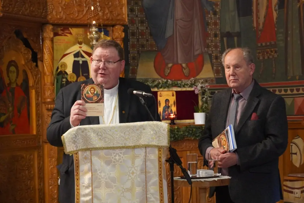 Autor Jürgen Henkel (links) und Verleger Josef Fink präsentieren den neuen Kunstführer „Orthodoxe Bilderwelt in einer fränkischen Kirche. Die Rumänische Orthodoxe Kathedrale in Nürnberg“ (Foto: Wolfram Göll)