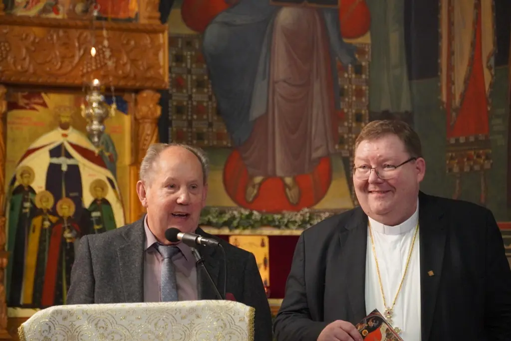 Verleger Josef Fink (links) und Autor Jürgen Henkel präsentieren den neuen Kunstführer „Orthodoxe Bilderwelt in einer fränkischen Kirche. Die Rumänische Orthodoxe Kathedrale in Nürnberg“