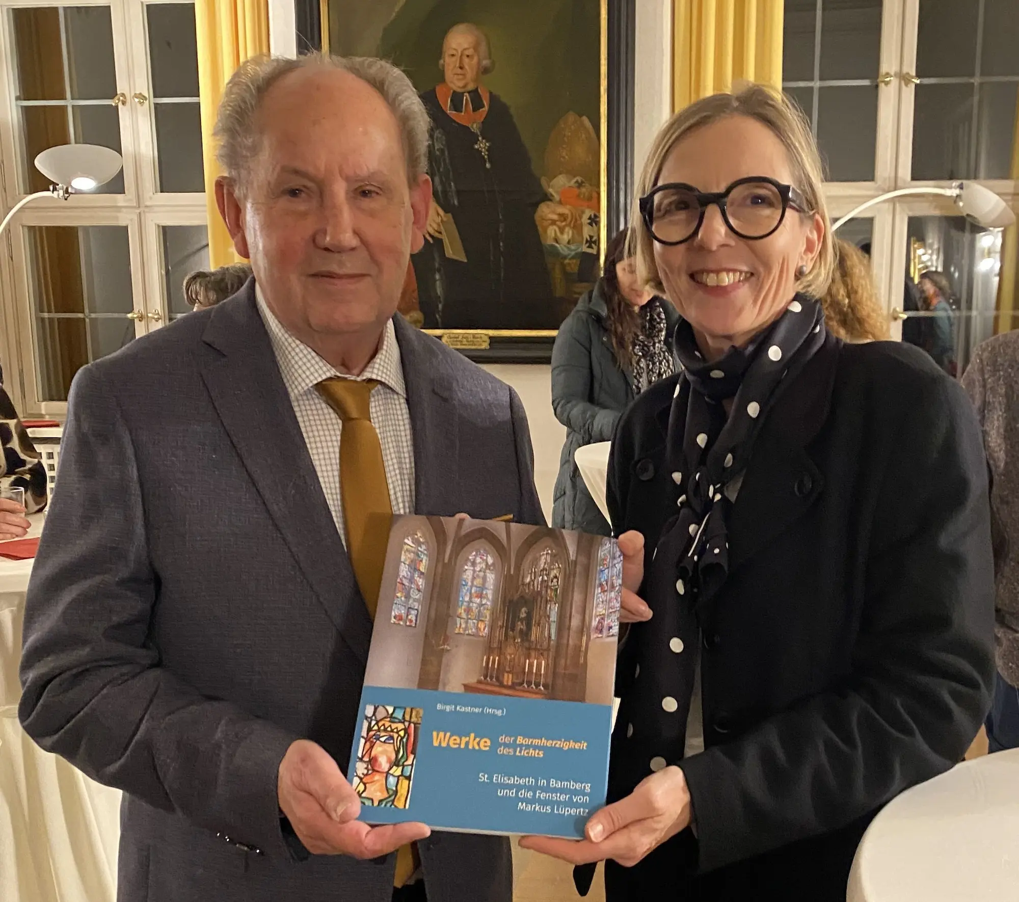 Das Foto zeigt den Verleger Josef Fink mit Ordinariatsrätin Dr. Birgit Kastner, Leiterin der Hauptabteilung Kunst und Kultur im Erzbischöflichen Ordinariat Bamberg und Herausgeberin des Buches.