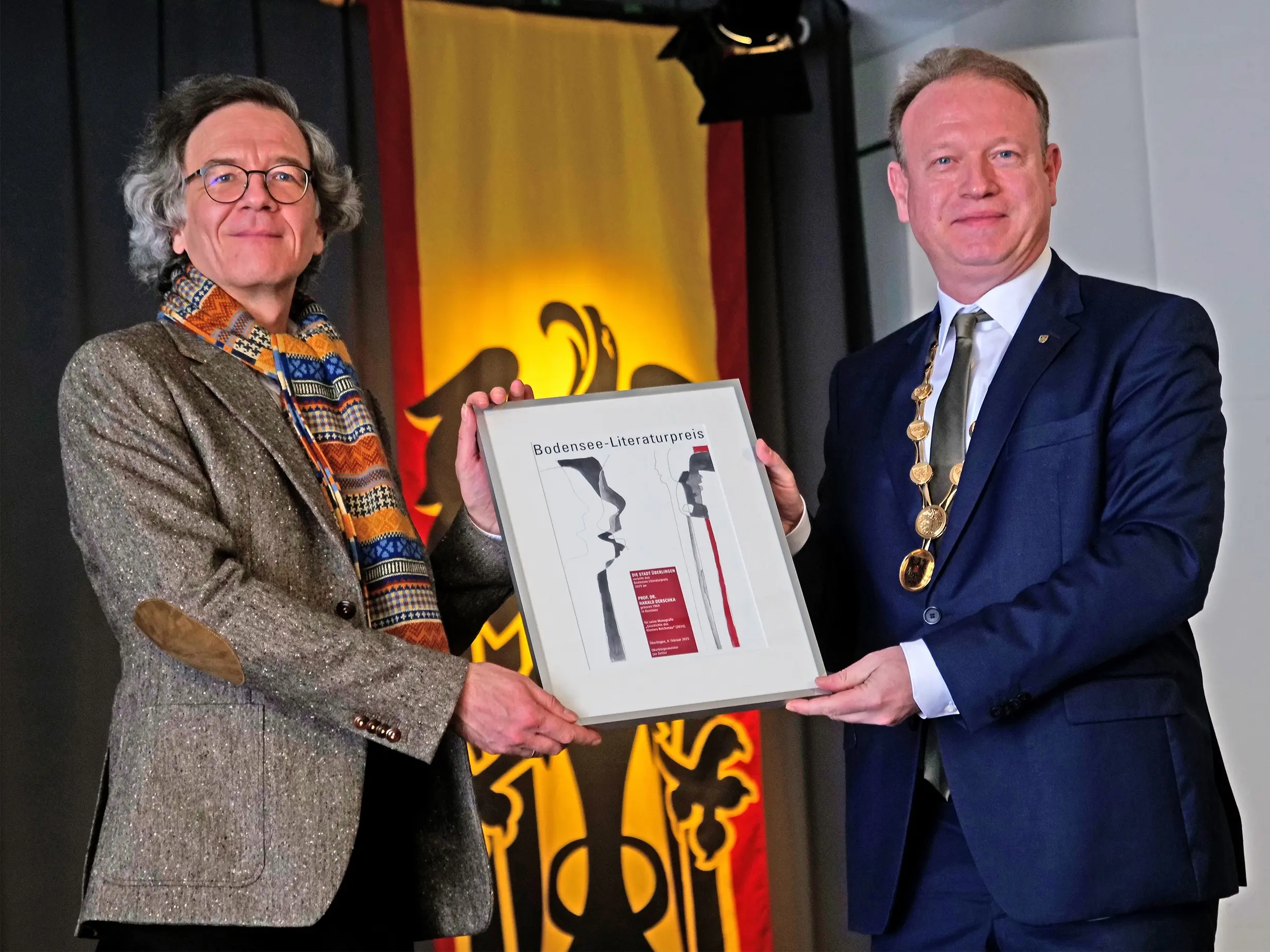 Oberbürgermeister Jan Zeitler (rechts) überreicht den Bodenseepreis der Stadt Überlingen an Harald Derschka. Foto: Helmut Voith