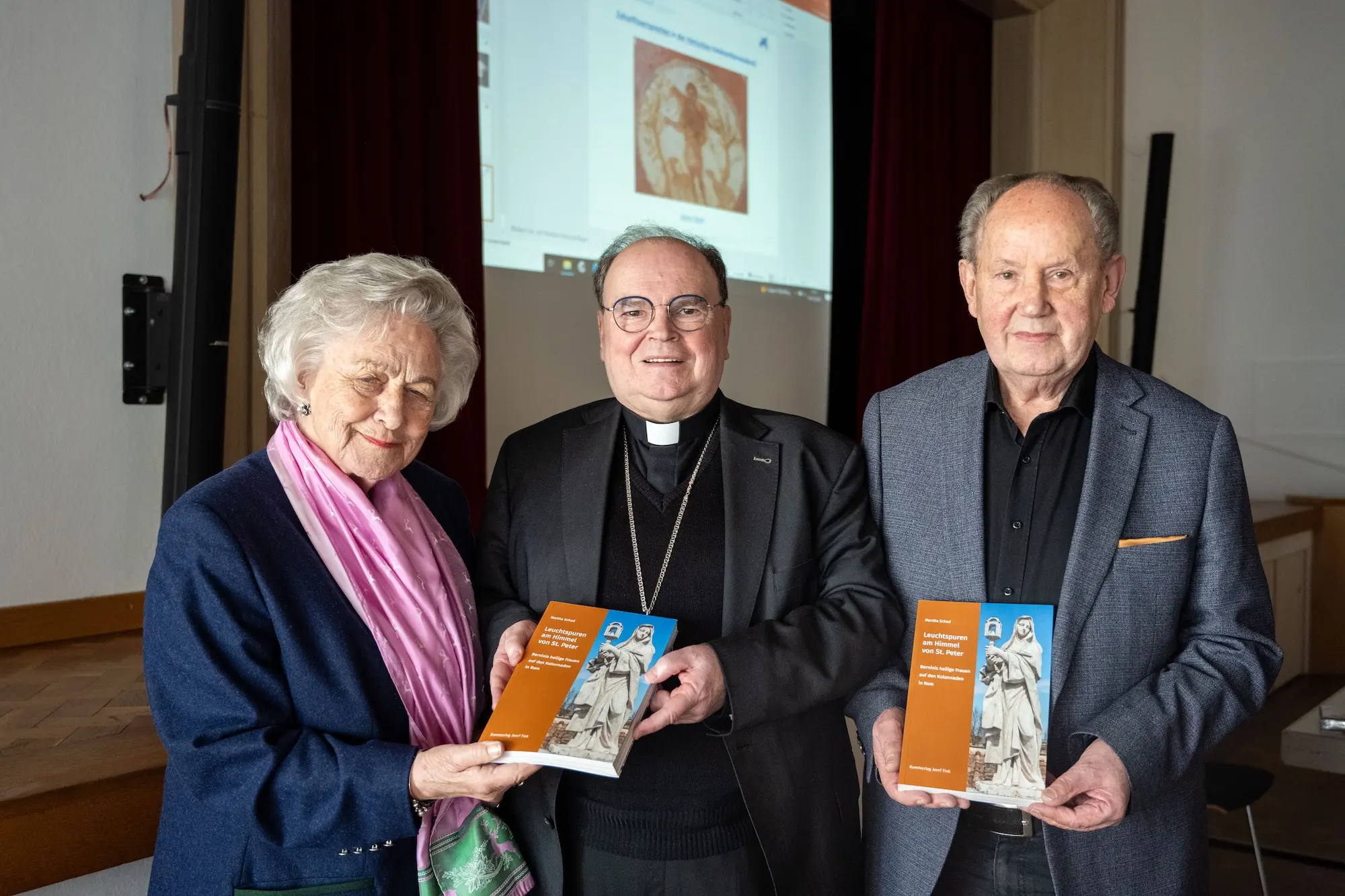 Autorin Dr. Martha Schad, Bischof Dr. Bertram Meier und Verleger Josef Fink (Foto: Julian Schmidt/pba)