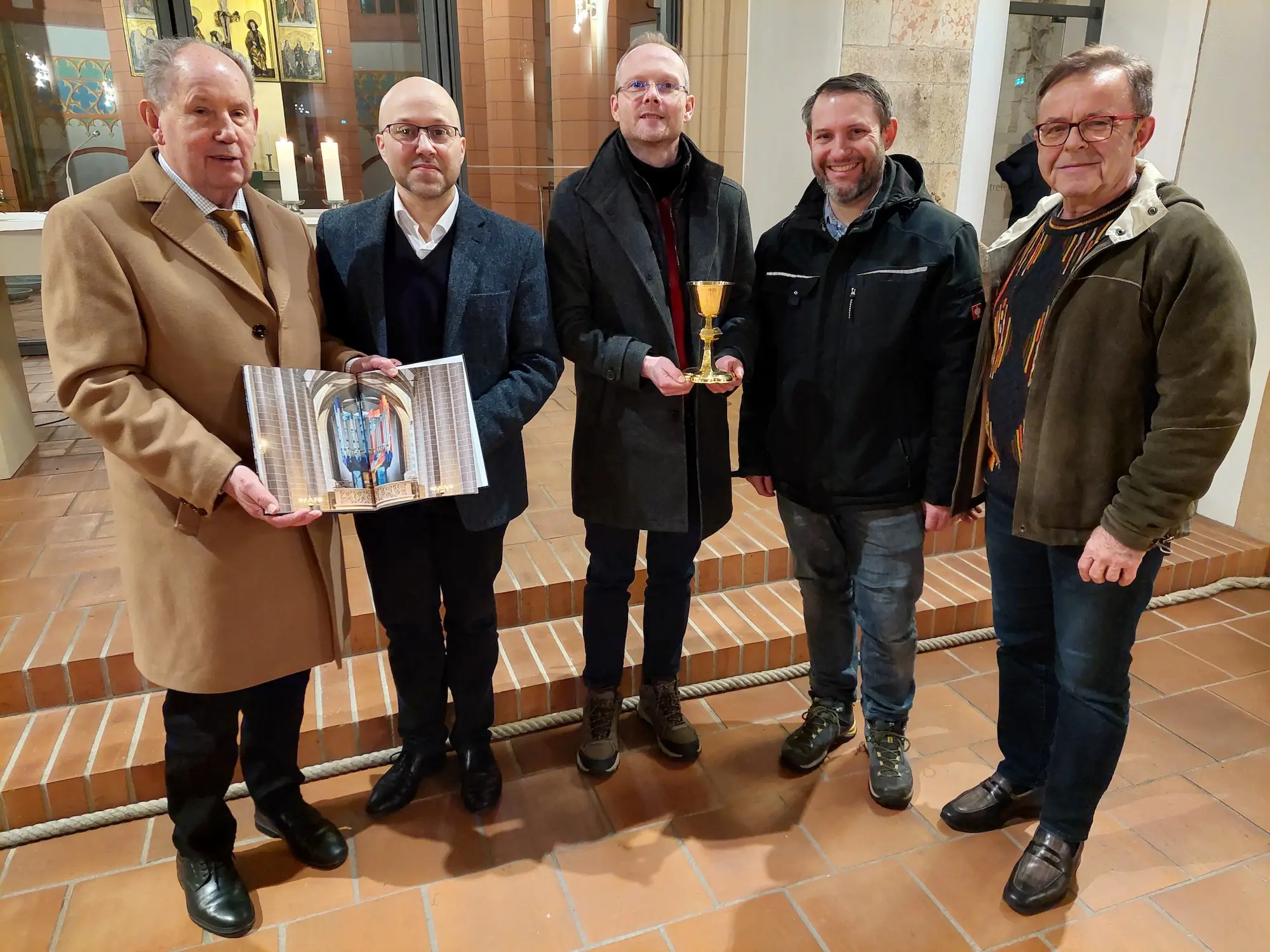 Präsentation der Neuerscheinung „Schätze entdecken. Kleinode in Chemnitzer Kirchen“ – von links: Pfarrer Stephan Tischendorf, Leiter des Evangelischen Forums Chemnitz, Autor Stephan Thiele, Autor Stefan Hetzer, Fotograf Carlo Böttger