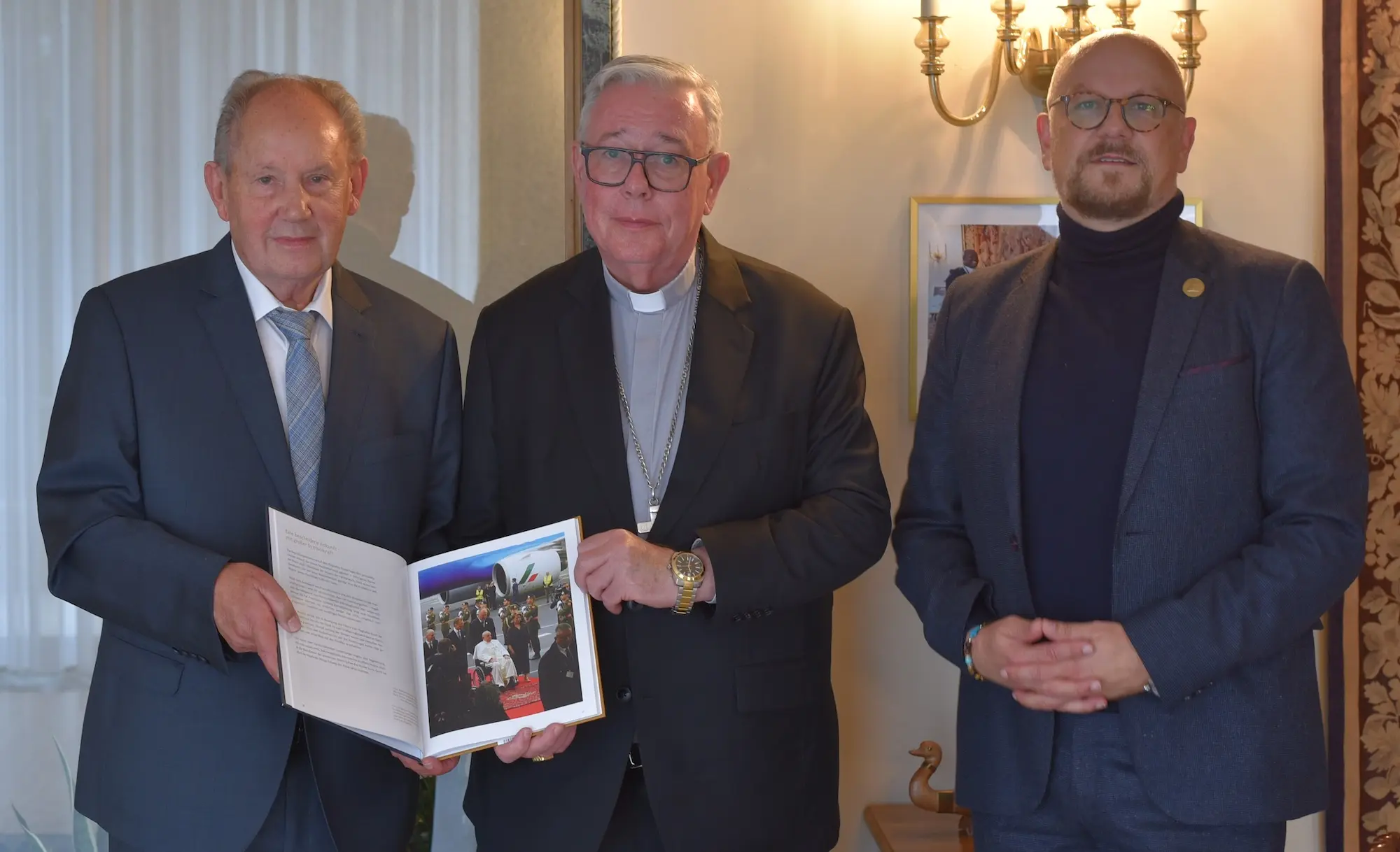 Präsentation Um zu dienen Am 15. Oktober 2025 konnte Verleger Josef Fink (links) den Band im Beisein des Autors Thomas Philipp Reiter (rechts) an S. E. Jean-Claude Kardinal Hollerich übergeben. Foto: © lScart - Archevêché de Luxembourg