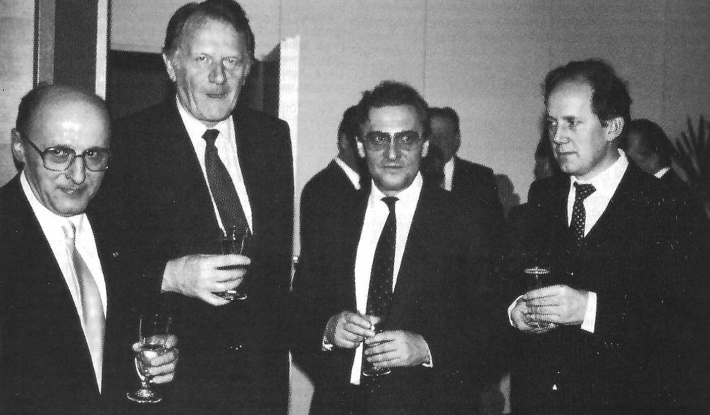 Zu seinem 60. Geburtstag 1986 wurde Hermann Brommer vom damaligen Ministerpräsidenten Lothar Späth mit dem Professorentitel des Landes Baden-Württemberg ausgezeichnet – das Foto ist beim Empfang im Anschluss an die Verleihung entstanden und zeigt von links: Hermann Brommer (1926–2012), Helmut Engler (1926–2015), damaliger Minister für Wissenschaft und Kunst des Landes Baden-Württemberg, Dipl.-Volksw. Karl A. Stich (1936–2025), Administrator des Bischofs von Regensburg, und Josef Fink. Foto: Peter Bunzel, Rottweil, entnommen aus: „Das Münster“, Heft 2/1986, S. 190