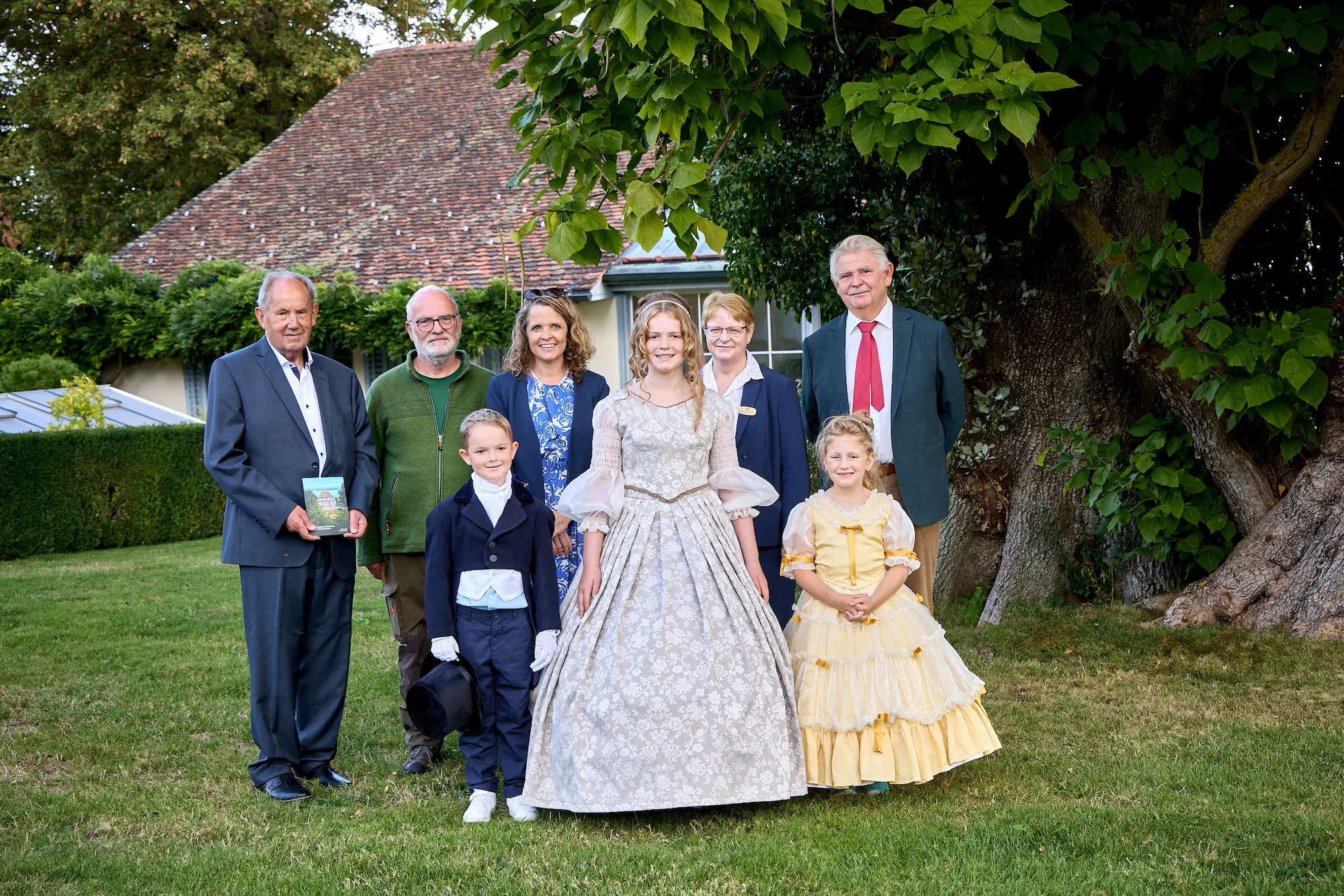 Präsentation der Neuerscheinung „Schlossgut Arenenberg und Villa Lilienberg“ – obere Reihe (von links): Josef Fink, Felix Wapp (Garten Lilienberg), Caroline Spatz (Business Development Lilienberg), Susanne Grüner (Direktion Lilienberg), Dominik Gügel (Direktor Napoleonmuseum Arenenberg). Untere Reihe (von links): Gabriel Spatz (alias „Edgar von Fingerlin“), Lucienne Spatz (alias „Betty von Mainau / von Fingerlin“) und Taya Keller (alias „Nathalie von Mainau“). Foto: Helmuth Scham BFF, Konstanz
