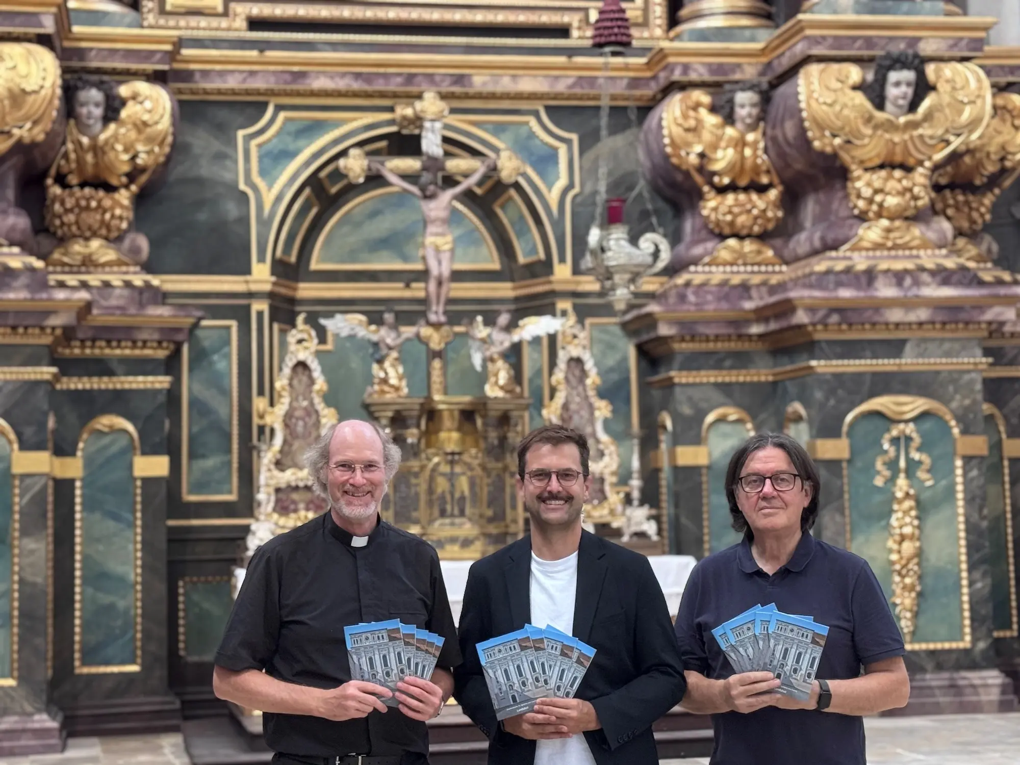 Präsentation des neuen Kirchenführers für die Jesuitenkirche St. Ignatius in Landshut: Stiftpropst Dr. Franz Joseph Baur, Autor Stephan Kaupe und Kirchenpfleger Hubert Gruber